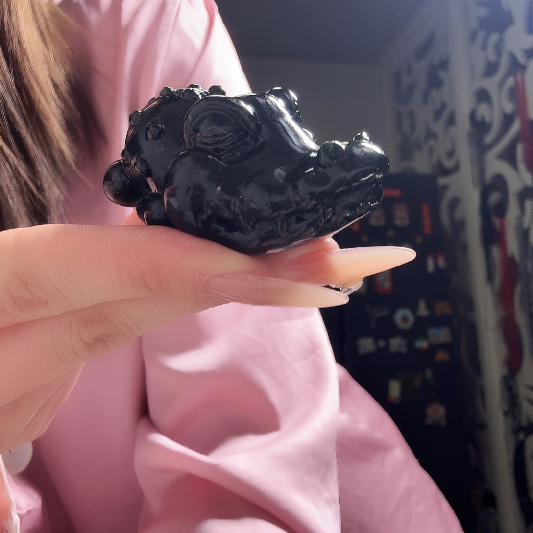 蛇纹石玉颈饰未镶嵌金融巨鳄