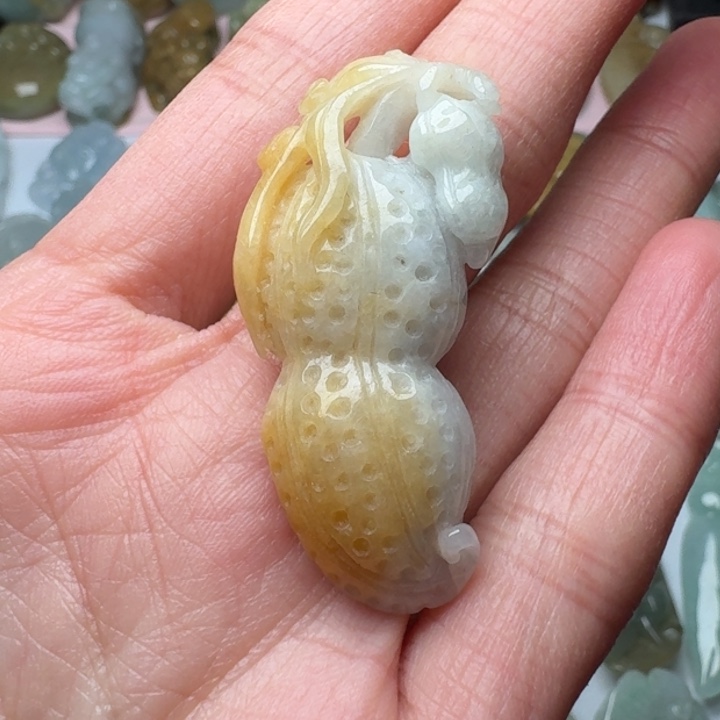 翡翠未镶嵌颈饰花生