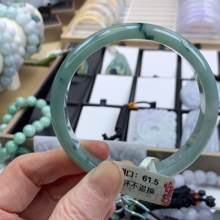 翡翠手镯未镶嵌吊坠