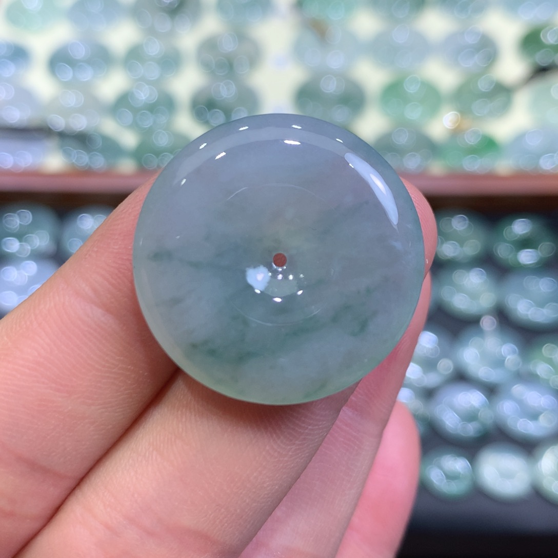 翡翠颈饰未镶嵌平安扣