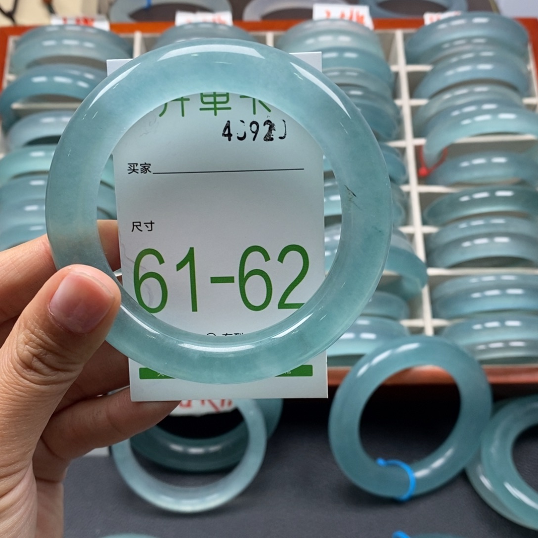 白***非石英质玉未镶嵌手镯