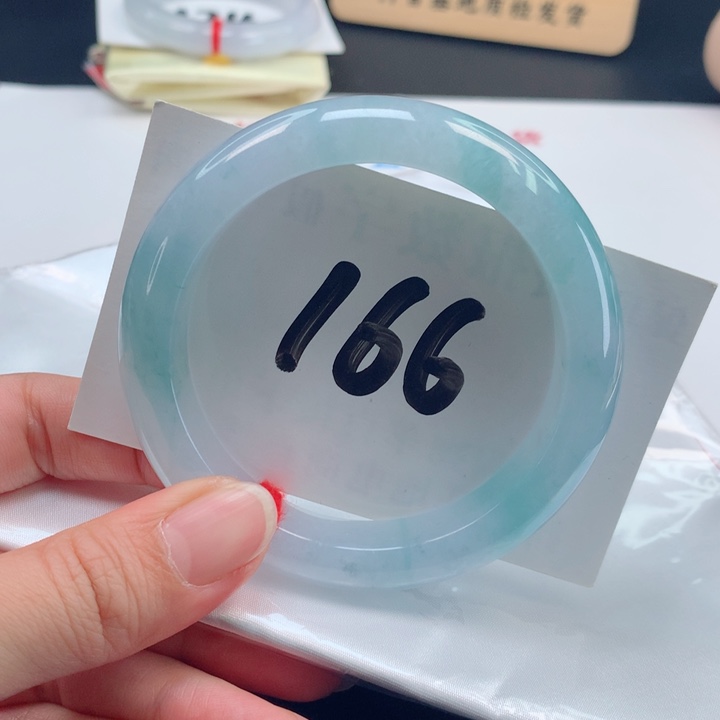 翡翠手镯未镶嵌冰