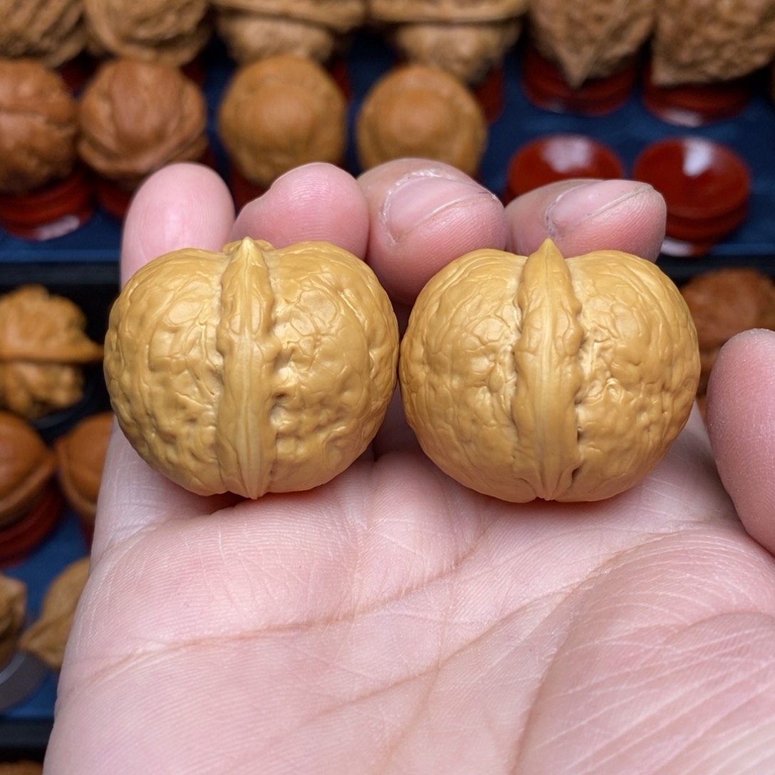 文玩核桃把件手捻元宝