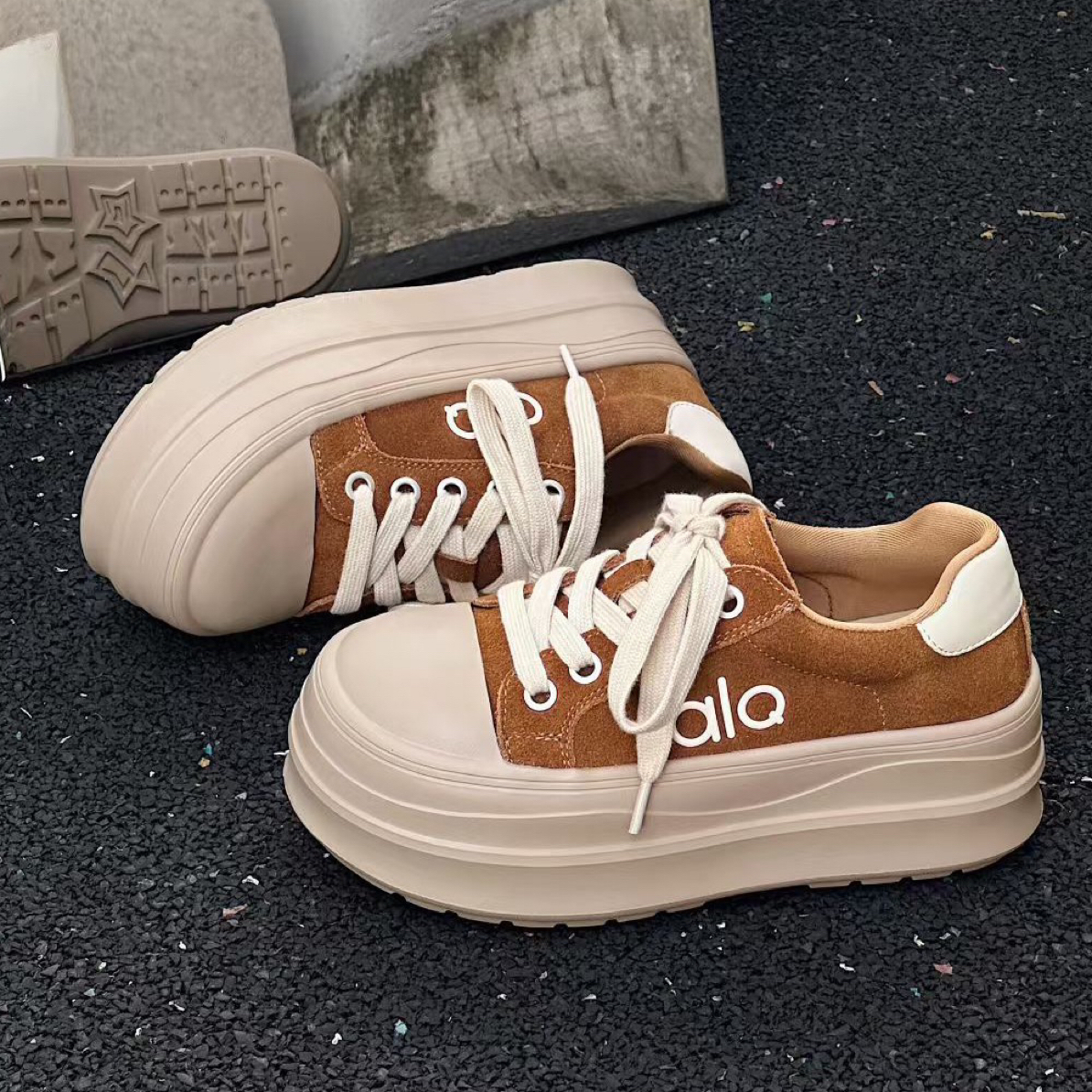 2025秋季新款厚底板鞋百搭时尚休闲运动鞋超火透气学生单鞋女鞋