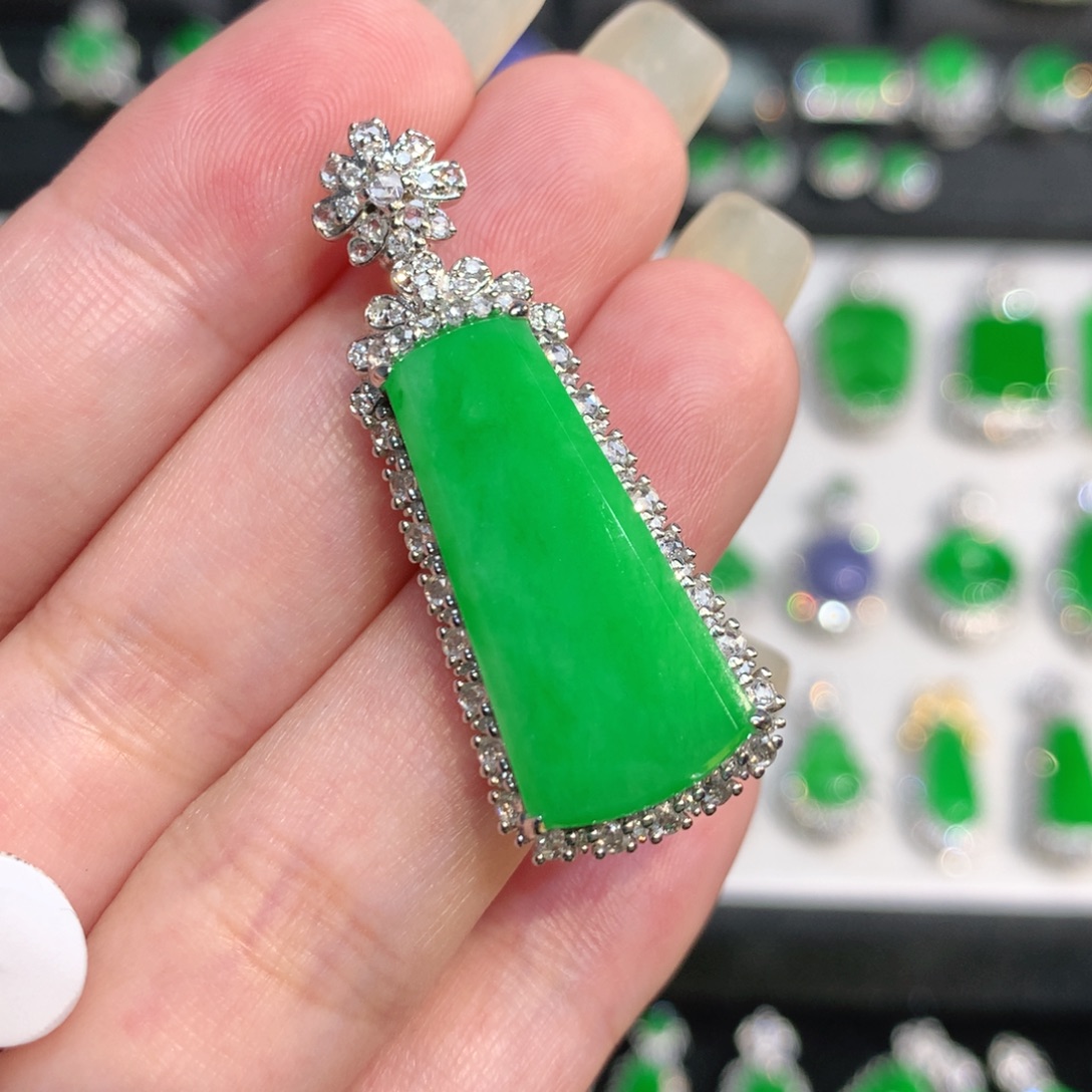 翡翠18K金镶嵌颈饰