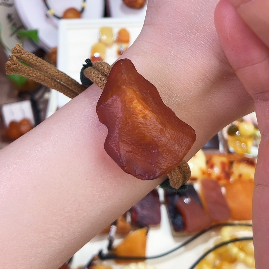 琥珀珠宝奇石未镶嵌。