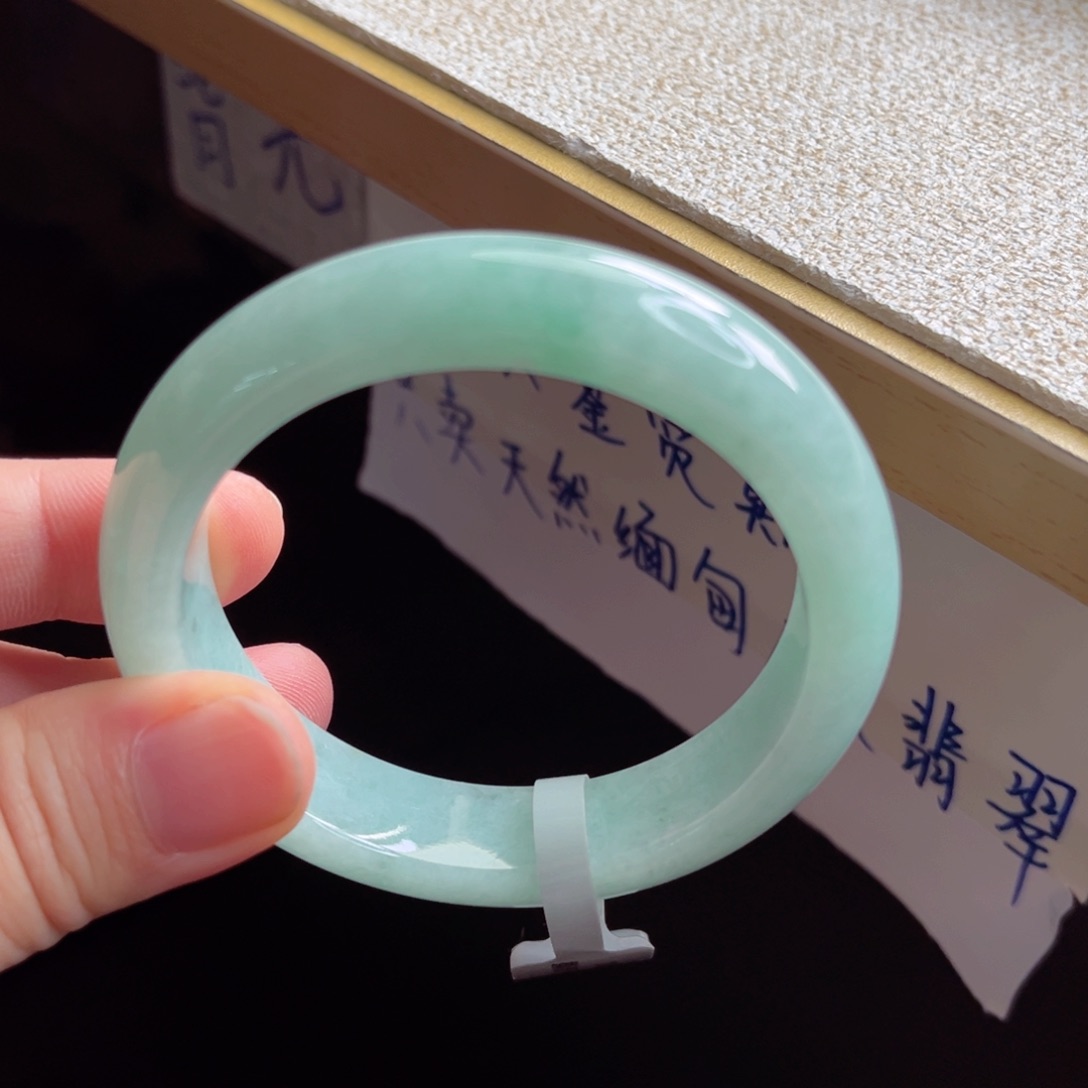 翡翠手镯未镶嵌手镯