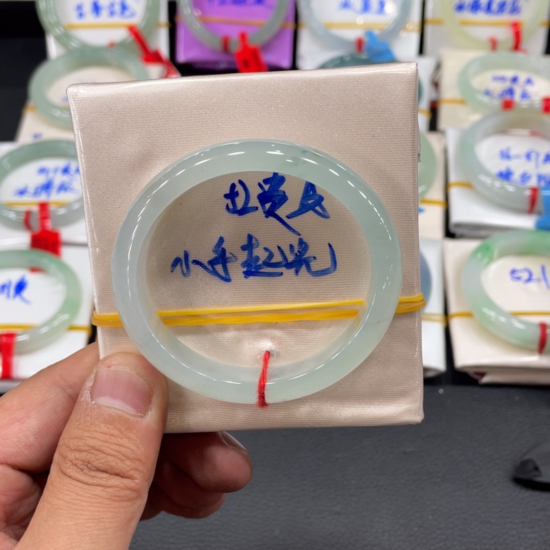 翡翠手镯未镶嵌天然翡翠