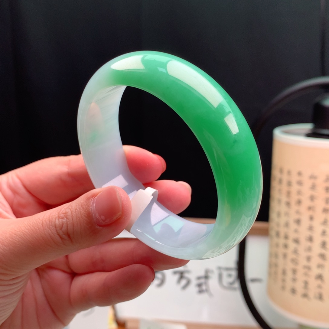 翡翠手镯未镶嵌缅甸