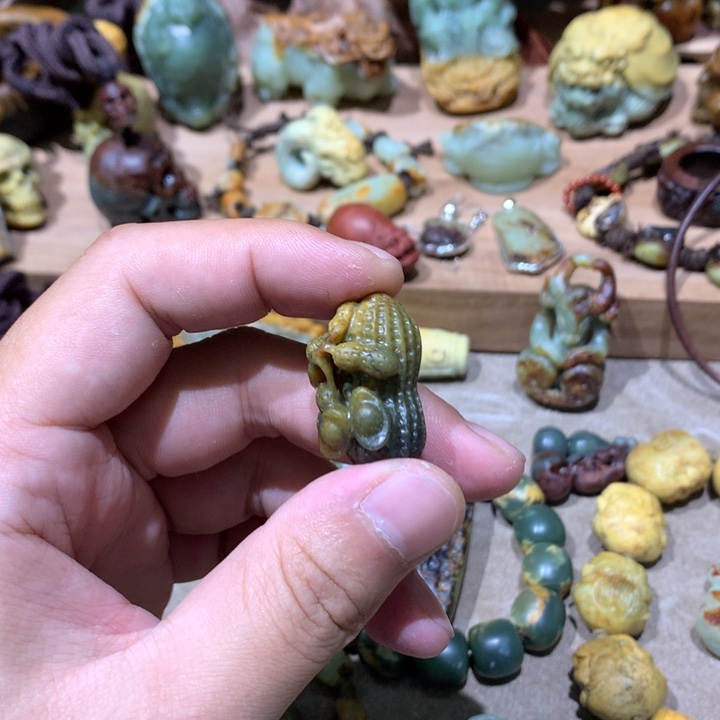 未镶嵌岫岩河磨玉（透闪石质玉）挂件