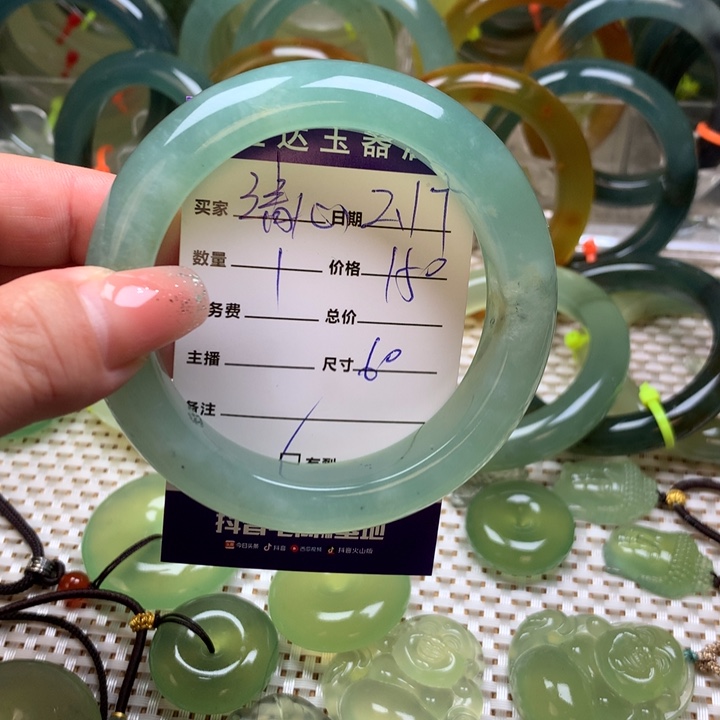 蛇纹石玉手镯未镶嵌清*。