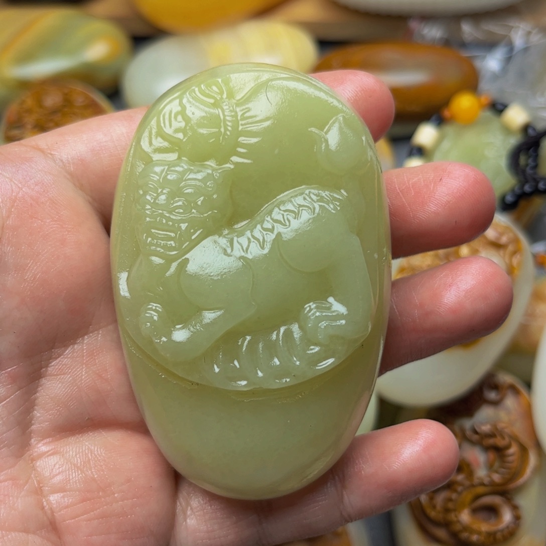 石材方解石手把件麒麟