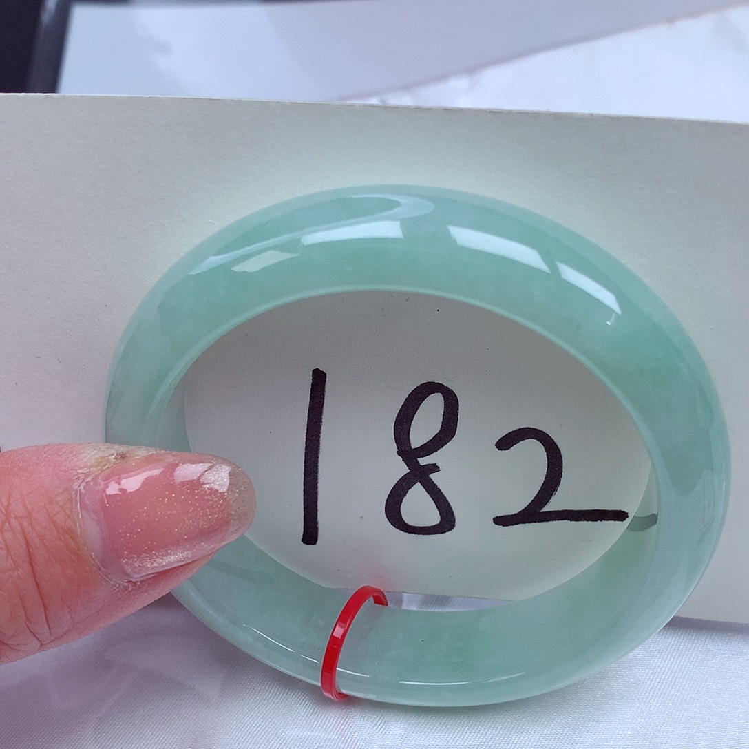 翡翠手镯未镶嵌翡翠