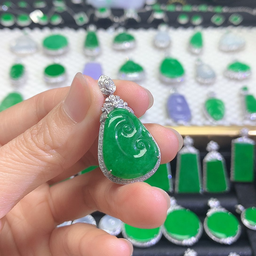 颈饰18K金镶嵌翡翠吊坠