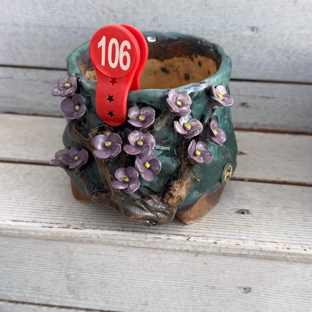 兰***106。     花盆一个