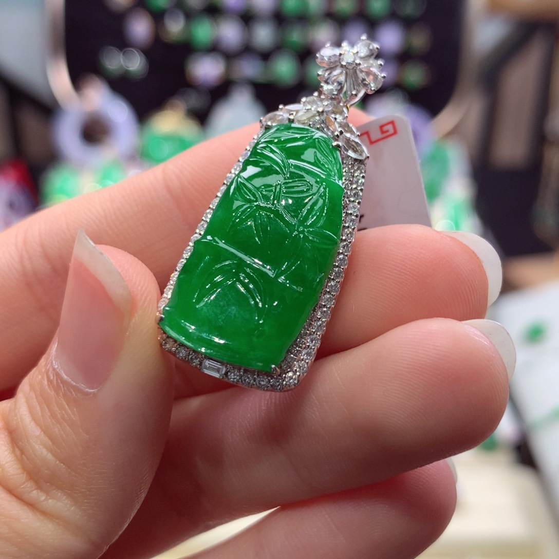 翡翠18K金镶嵌颈饰翡翠