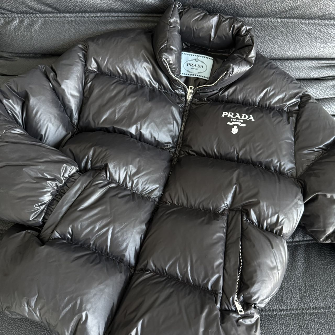 99新 Prada/普拉达 22FW黑白色字母徽标Logo羽绒服