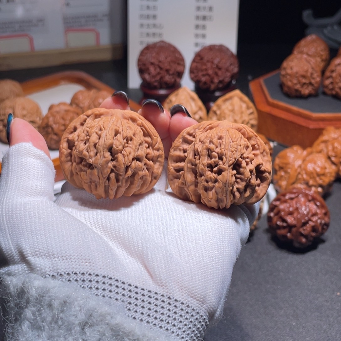 小****文玩核桃吊坠43.42四座楼9205