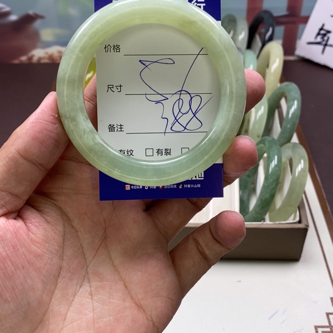 蛇纹石玉手镯未镶嵌