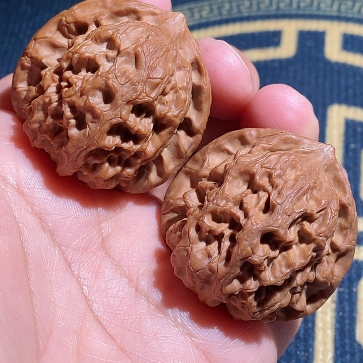 【闪购商品】文玩核桃吊坠叫**呢梨木台