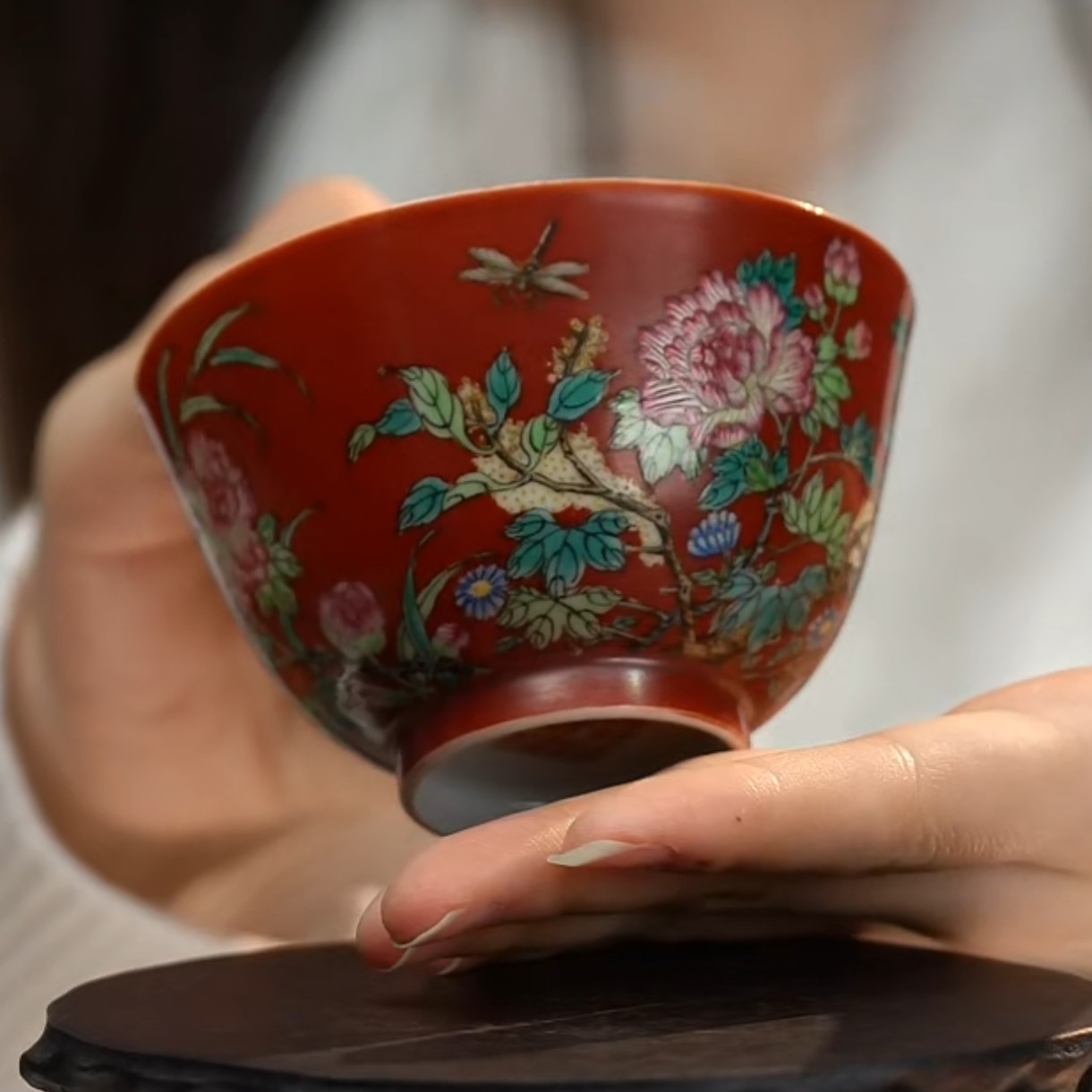 F珊瑚红地粉彩花卉纹杯