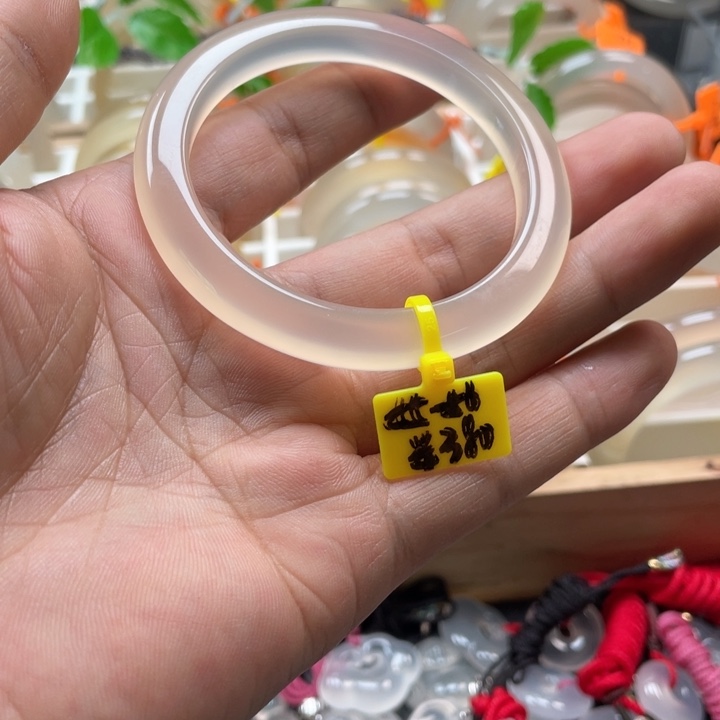 玛瑙/玉髓手镯未镶嵌七*?