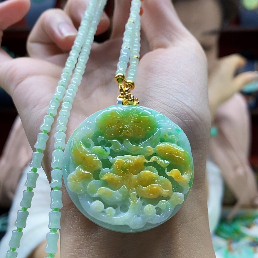 清****翡翠未镶嵌颈饰吊坠