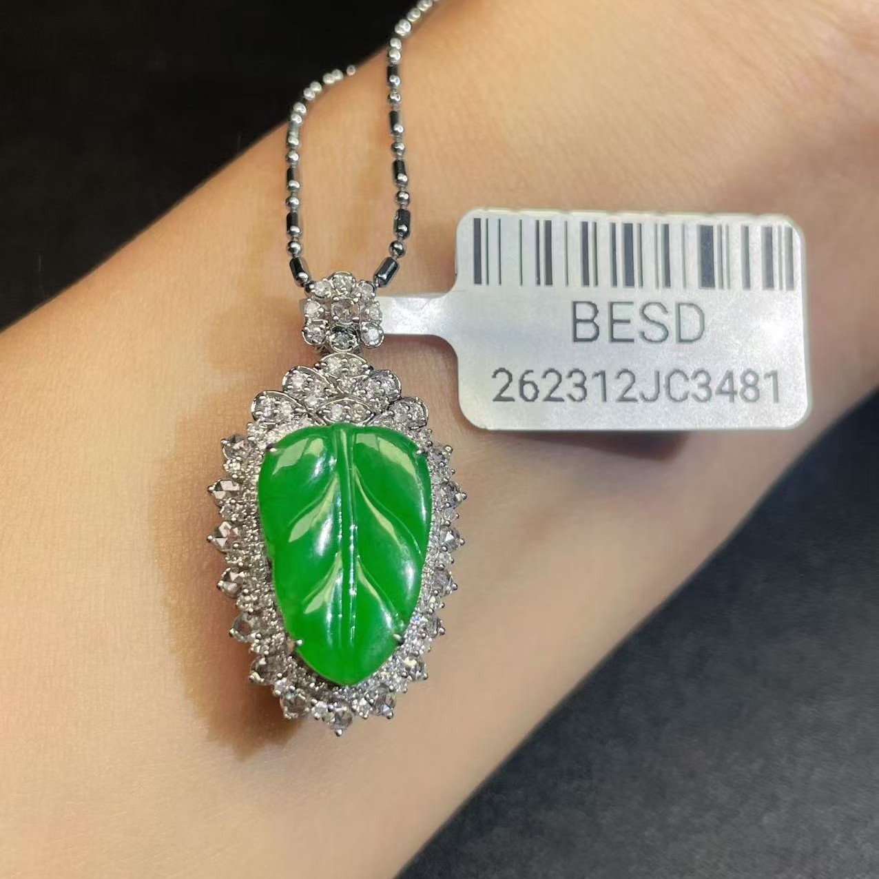 18k金镶嵌缅甸A货翡翠(不含链)