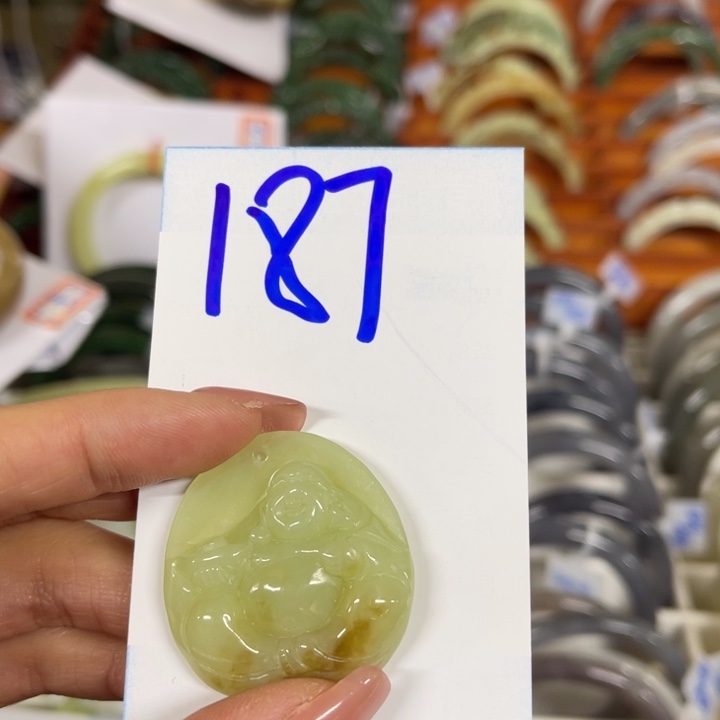 燕***子和田玉未镶嵌手镯