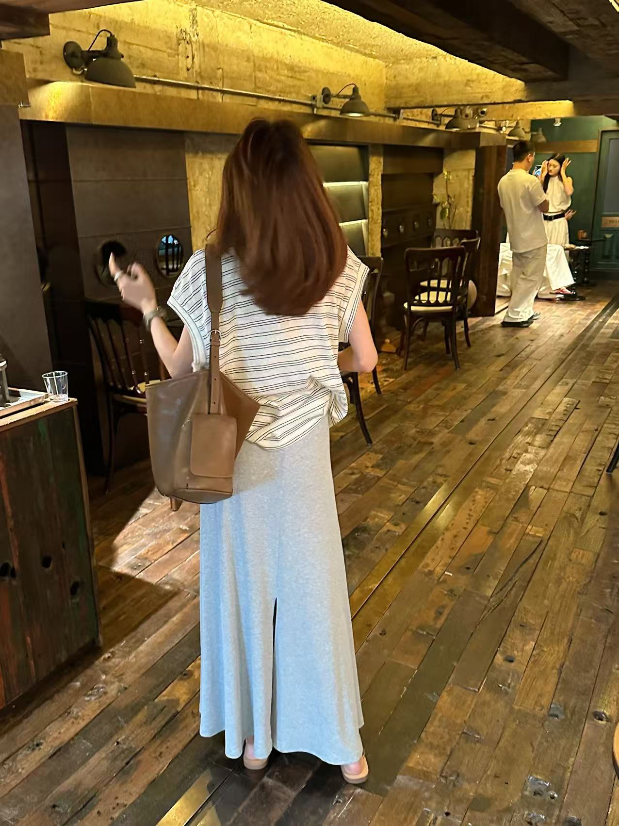 Peach自制 慵懒精致兼具 好穿不停！垂坠松弛感后开衩半身裙10332