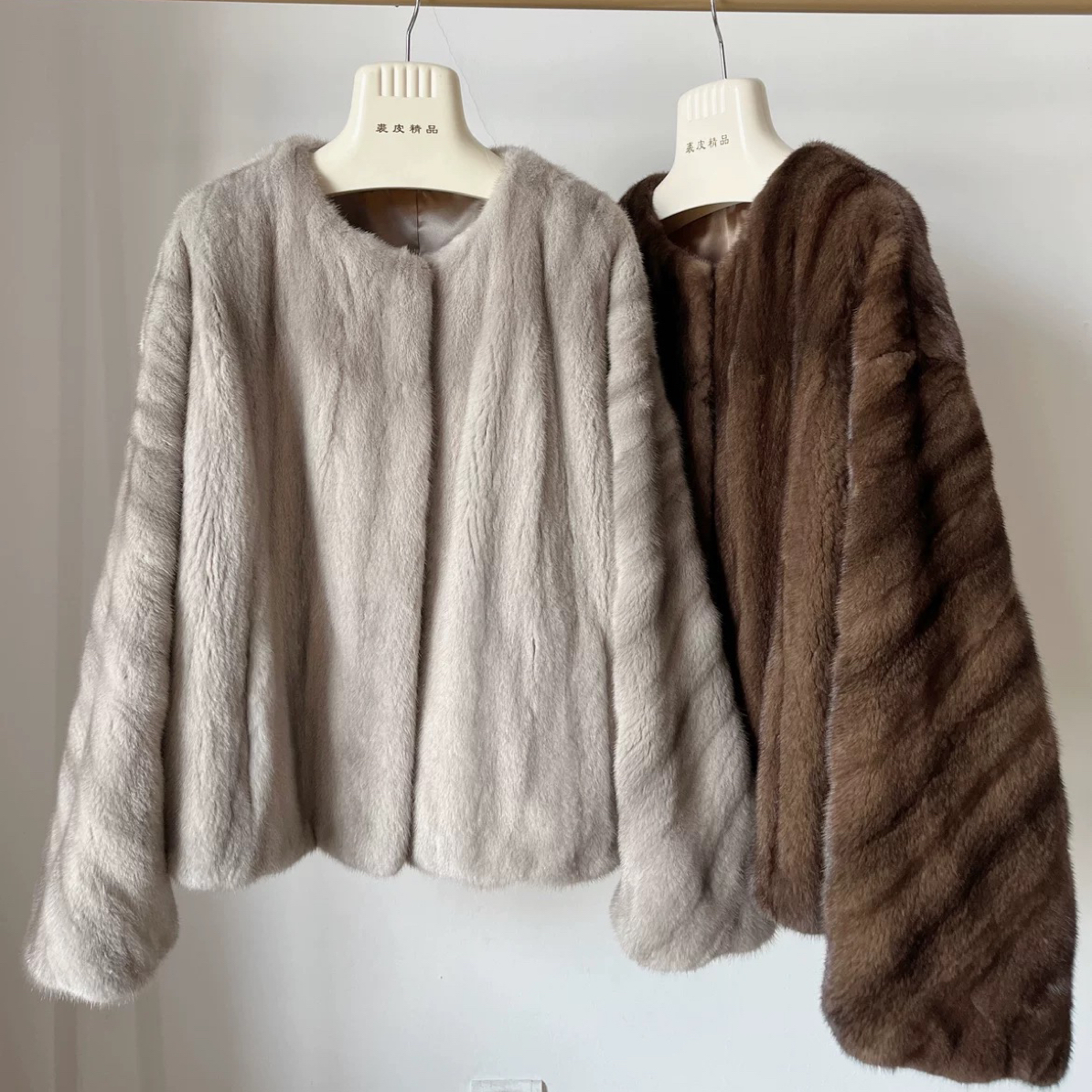 菲猫/圆领全抽刀分刀袖短款时尚休闲进口天鹅短二水貂外套女款