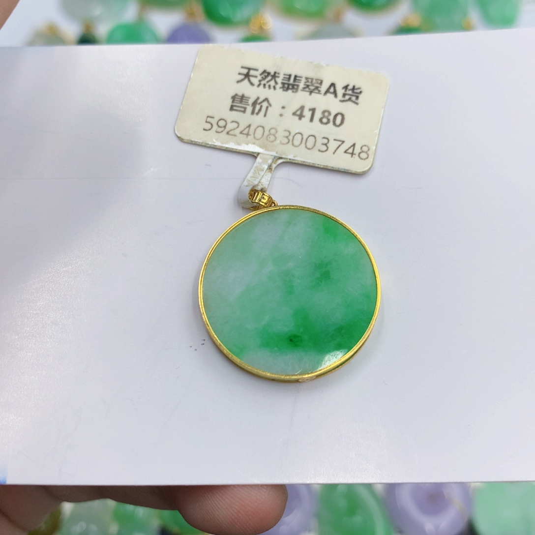 翡翠18K金镶嵌颈饰翡翠