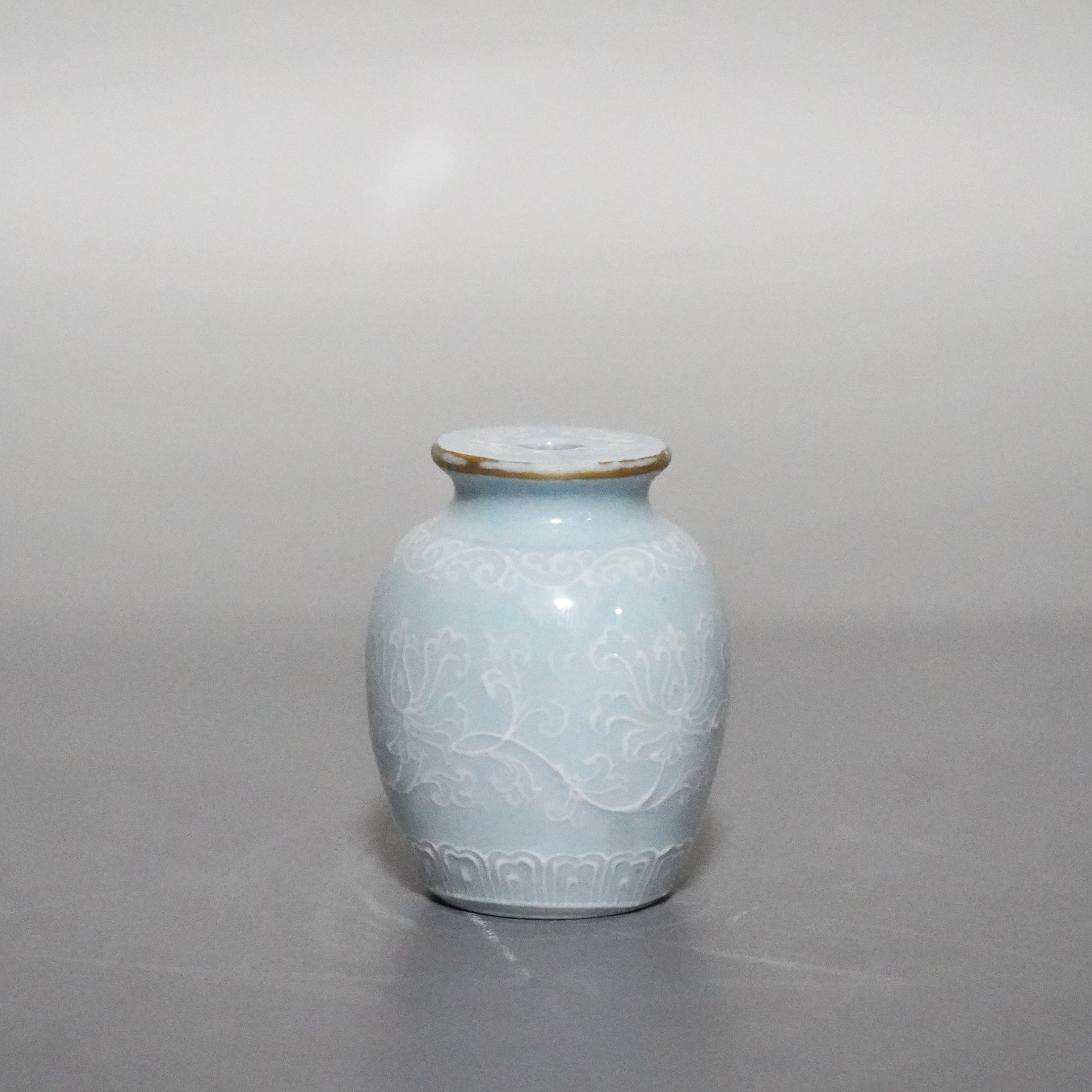 文华藏珍第217期拍品 12 乾隆（官）天蓝釉堆塑花卉纹香插