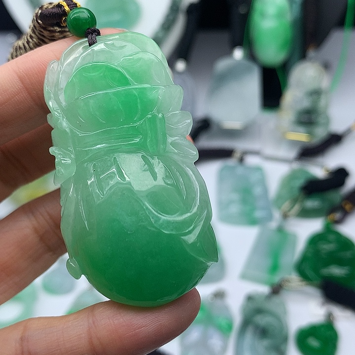 翡翠未镶嵌吊坠(赠链)