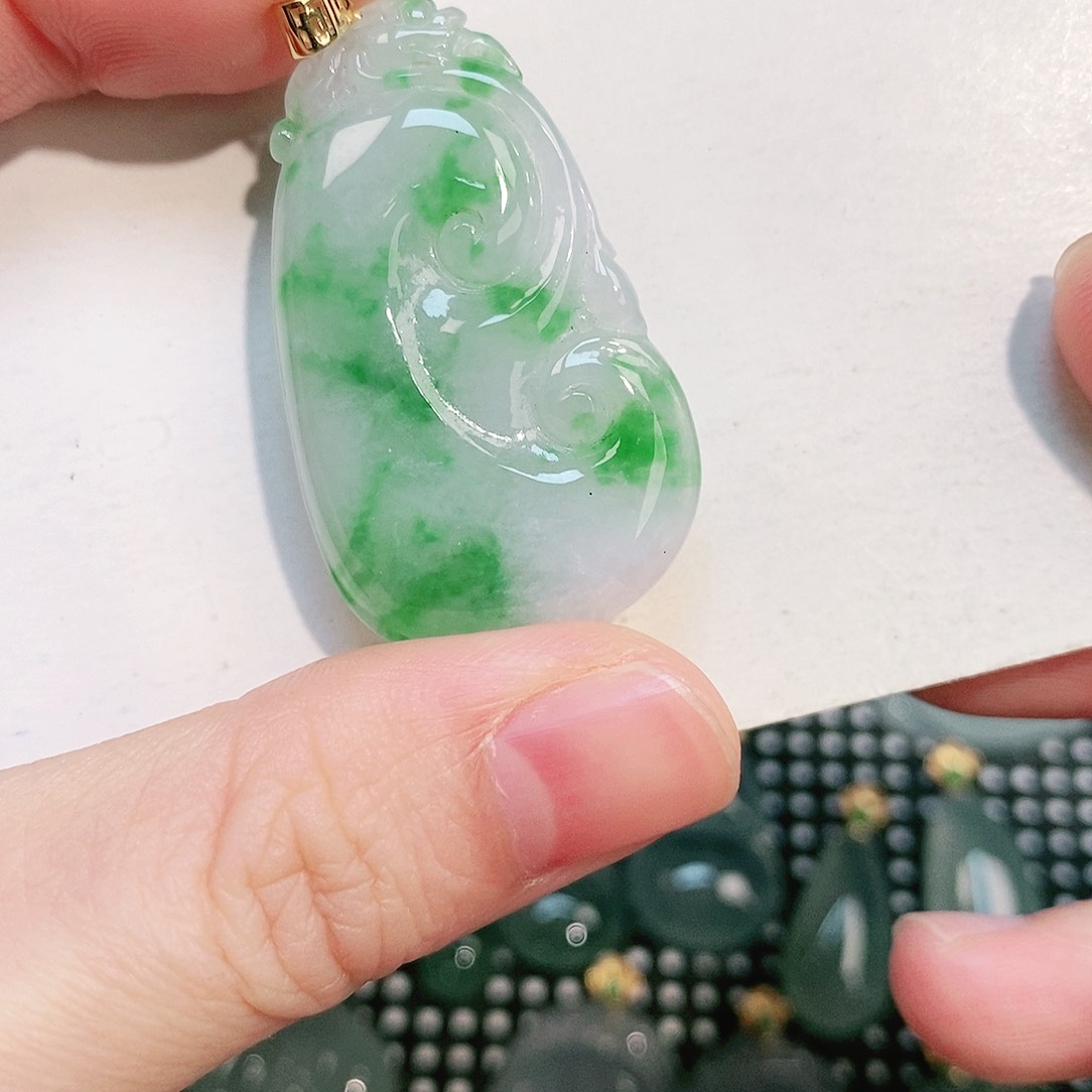 翡翠颈饰18K金镶嵌吊坠