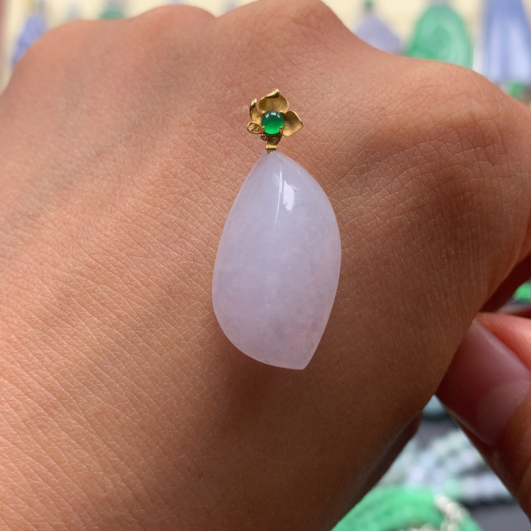 颈饰18K金镶嵌翡翠随形