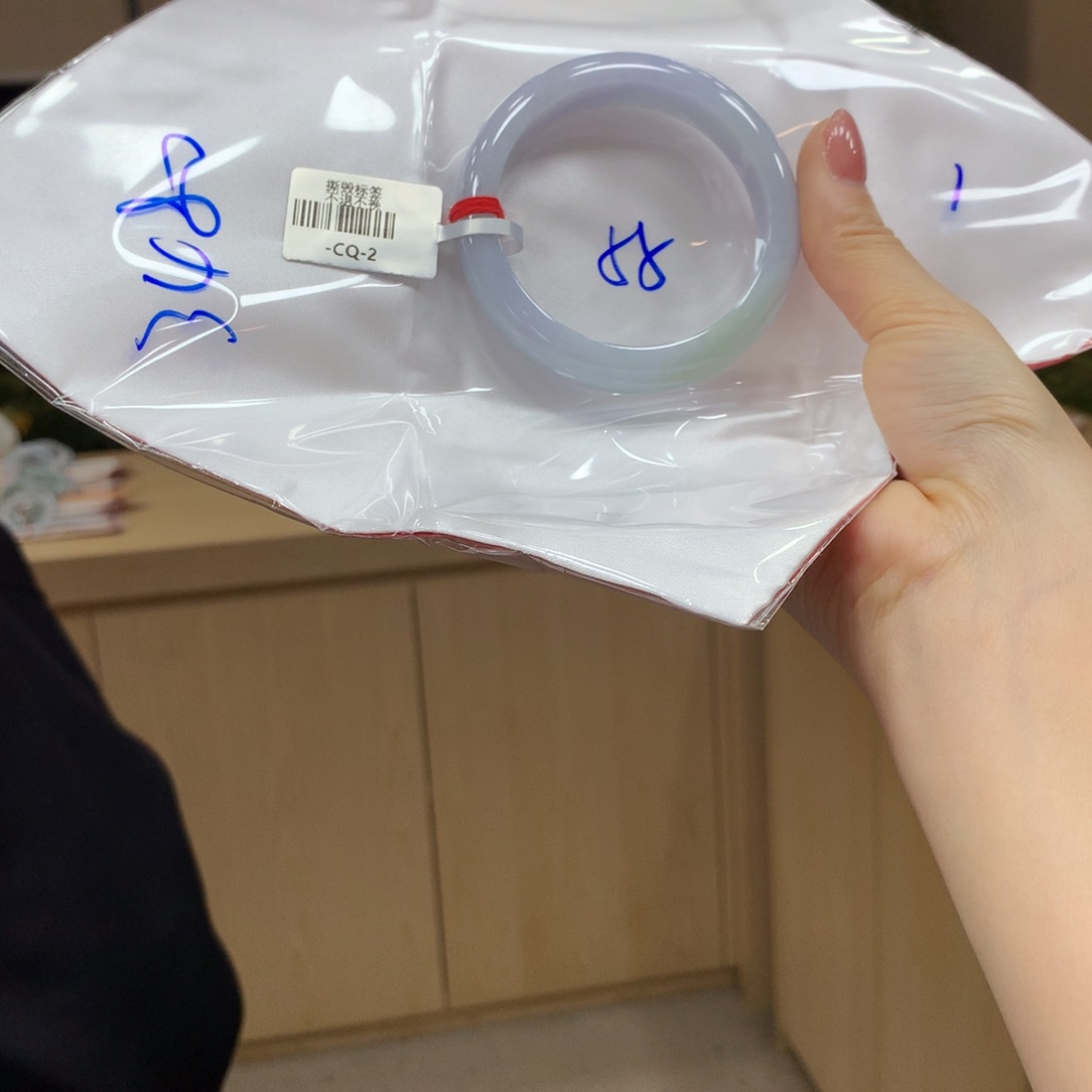 翡翠手镯未镶嵌不退不换