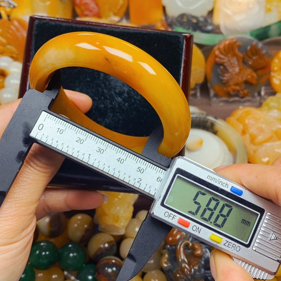 石英质玉（黄龙玉）颈饰未镶嵌