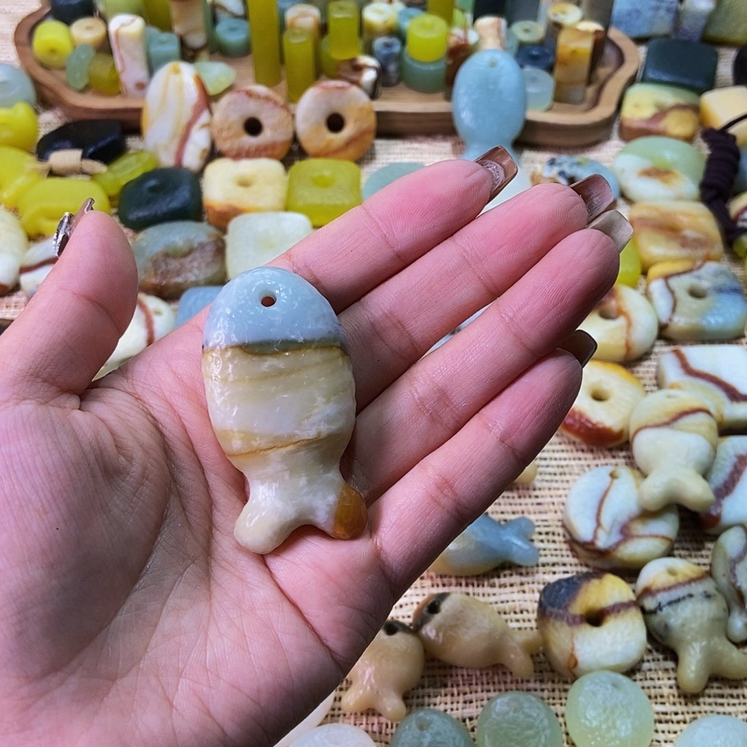 未镶嵌蛇纹石玉挂件且**藏