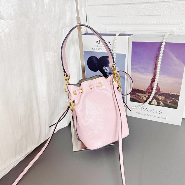 95新 FENDI/芬迪 95新粉色小号水桶斜挎包手提包