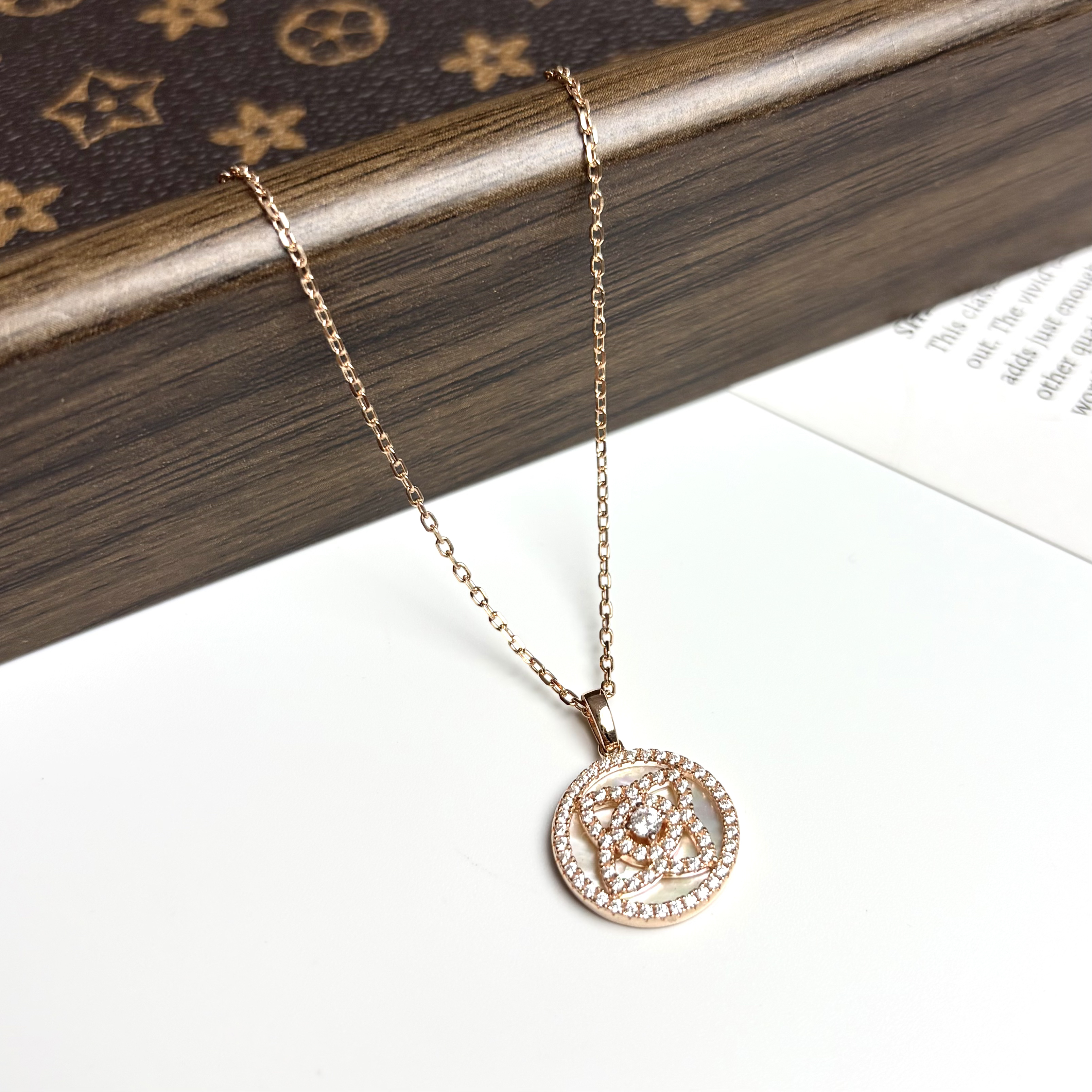 坠链均925银合成锆石 轻奢时尚百搭镀k金通体银白贝莲花锁骨项链