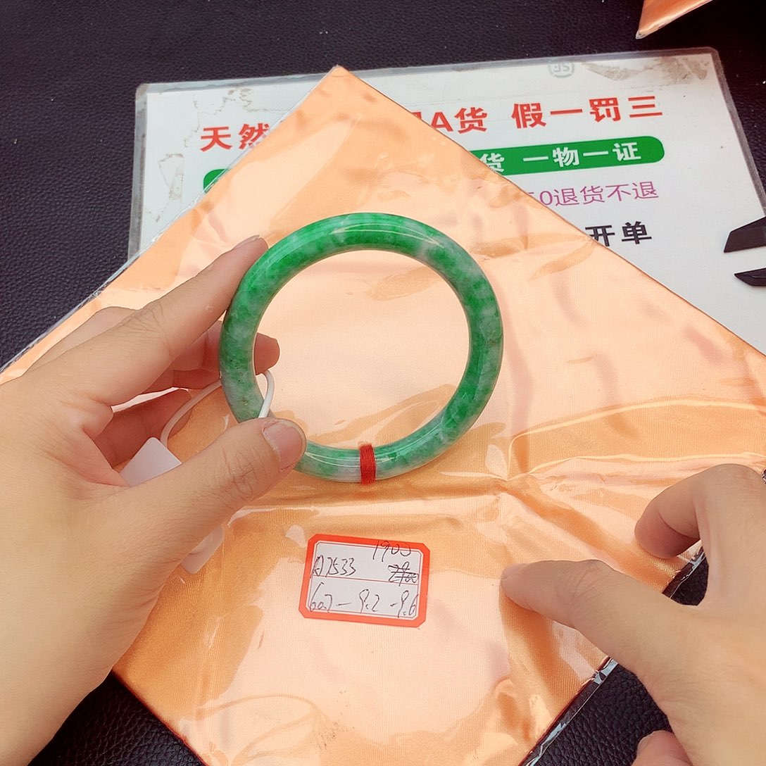 翡翠手镯未镶嵌翡翠