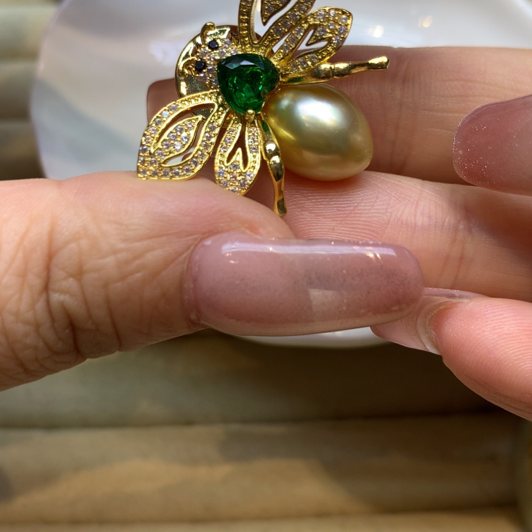 未镶嵌胸饰海水珍珠