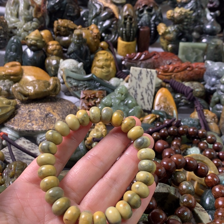 未镶嵌岫岩河磨玉（透闪石质玉）挂件