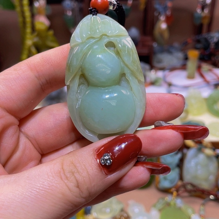 蛇纹石玉颈饰未镶嵌