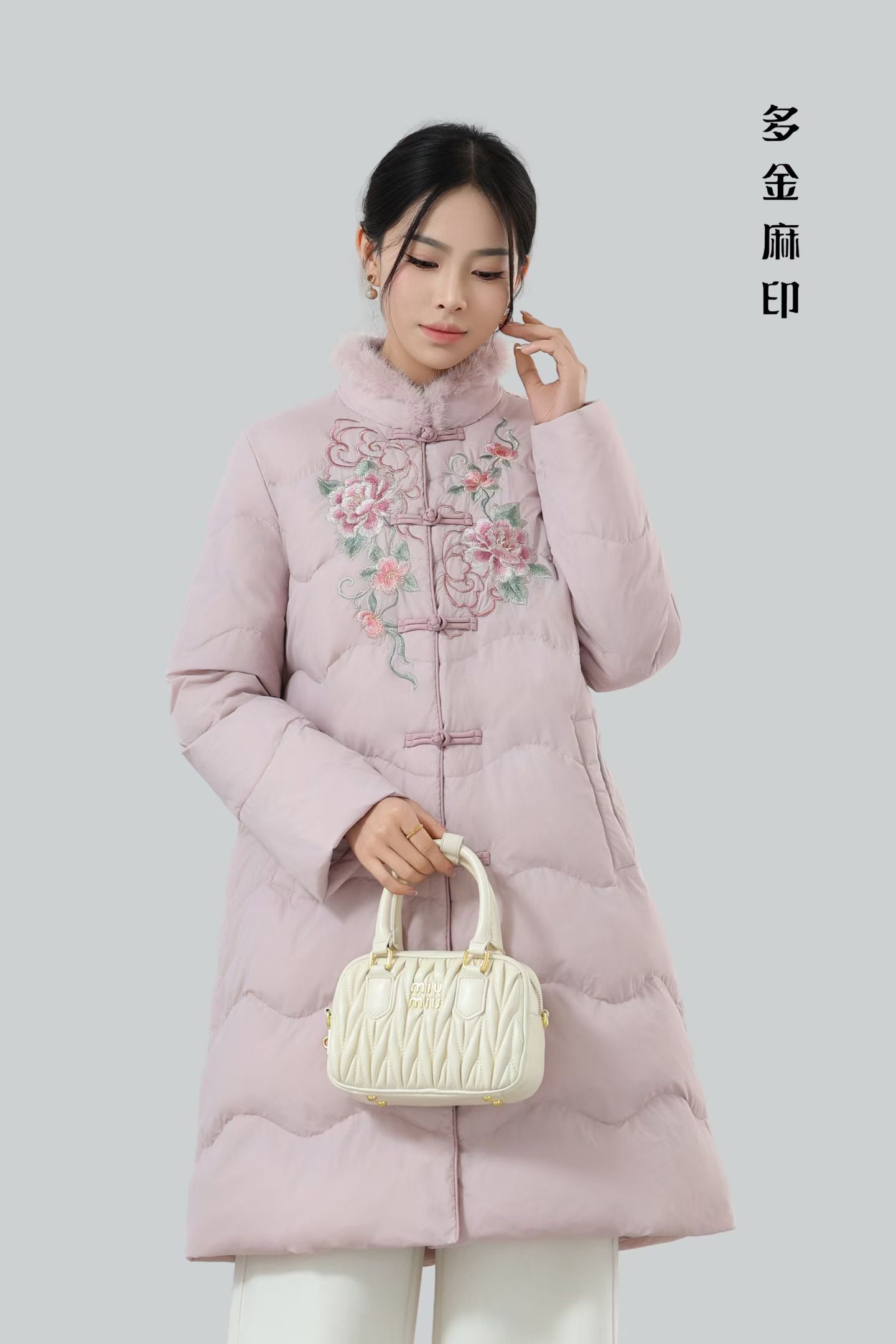 多金冬季新款女士羽绒中长款刺绣立领常规民族风羽绒服女装中国风