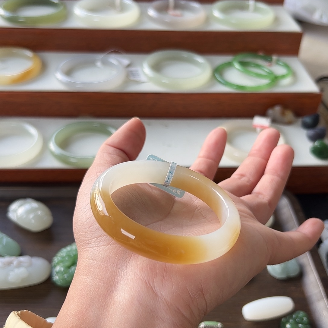 m***o和田玉未镶嵌手镯