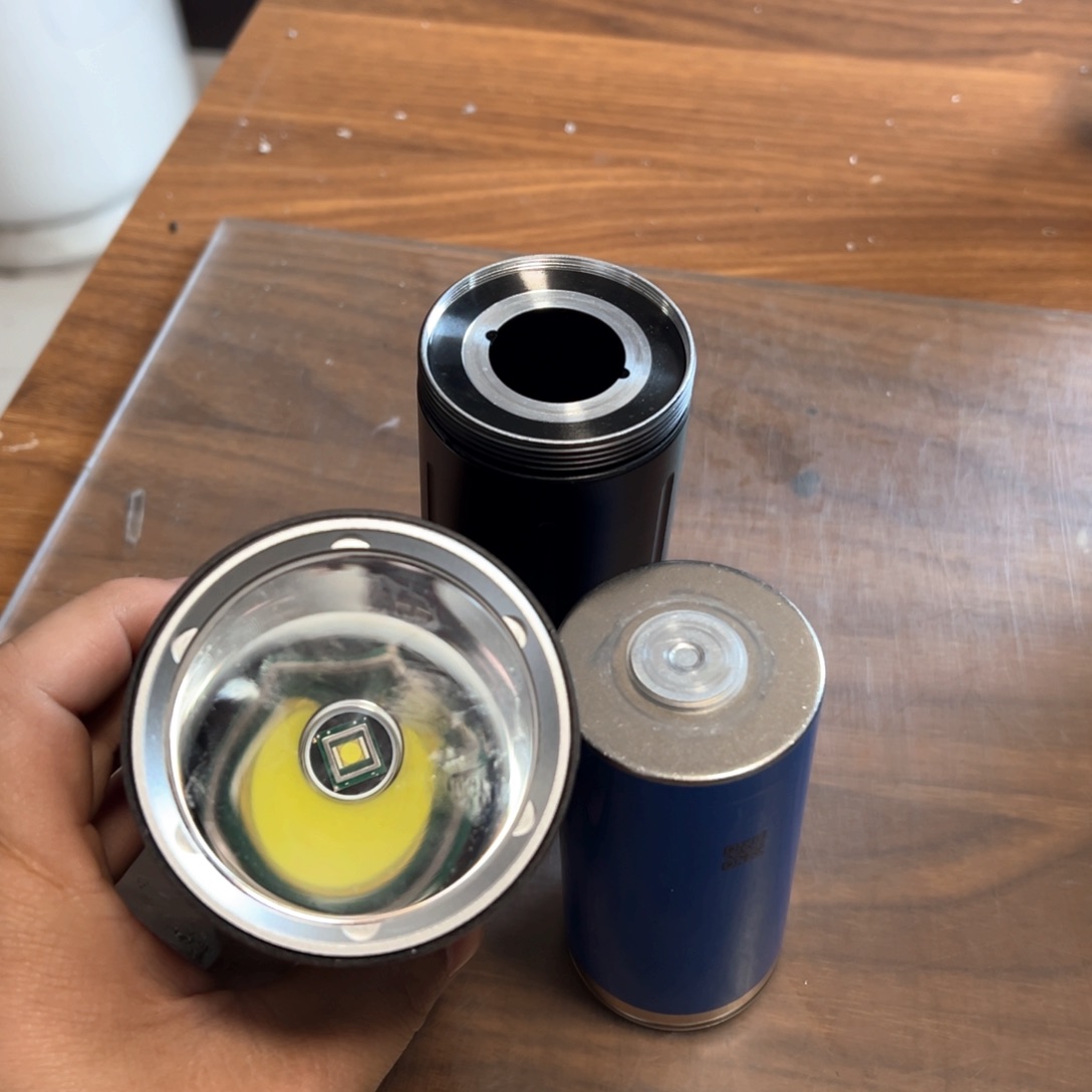 46950强光照射手电筒