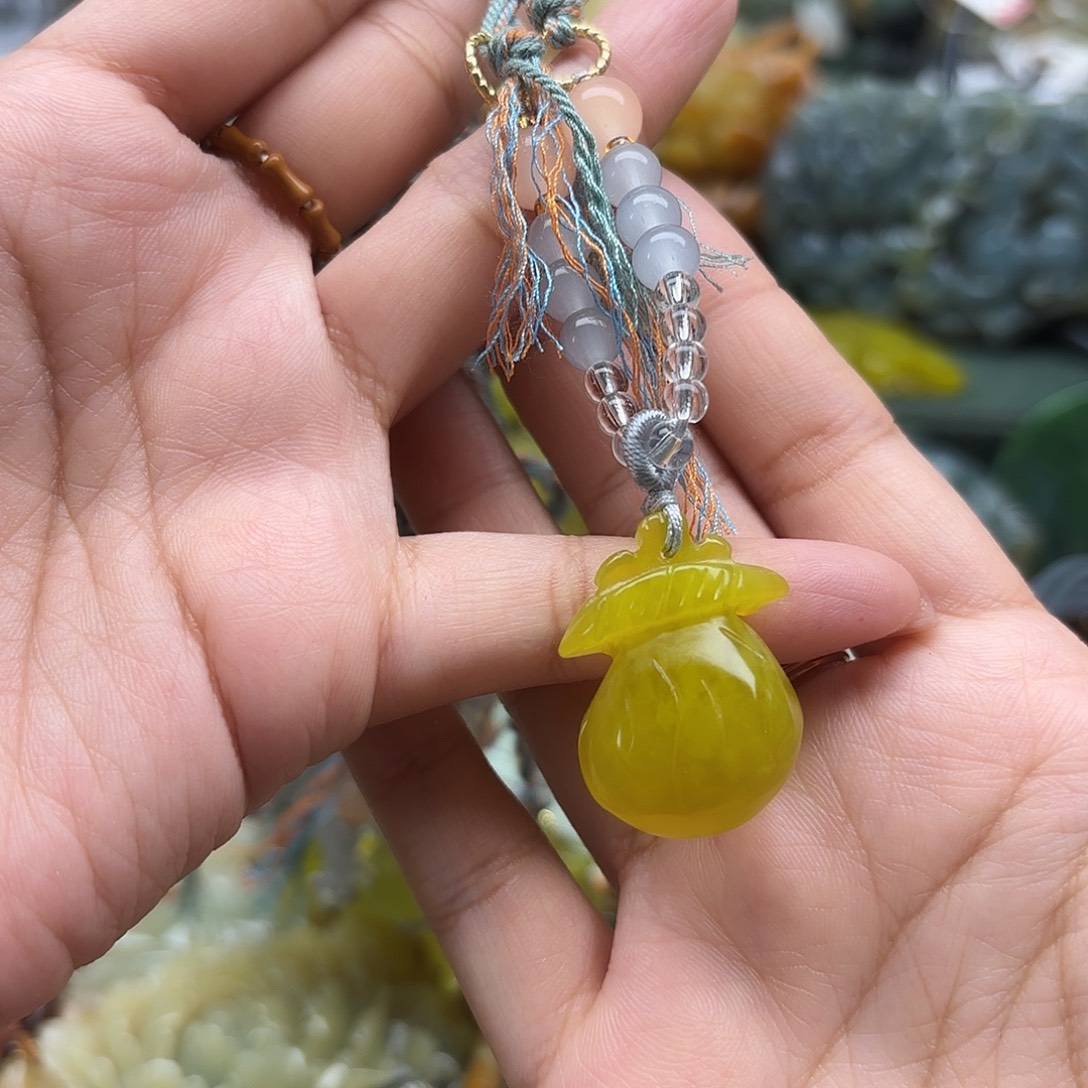 蛇纹石玉未镶嵌吊坠