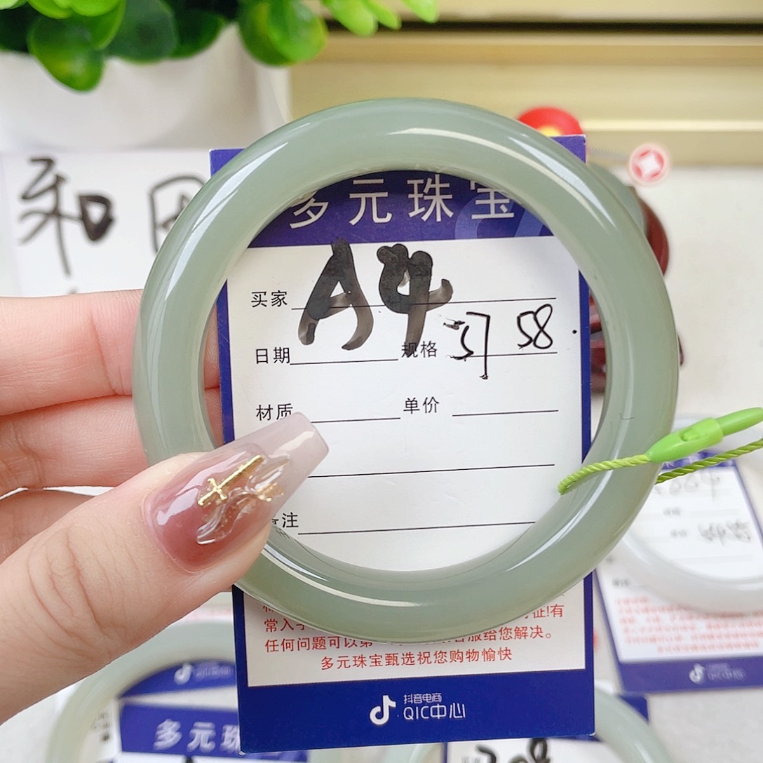 榴***妈未镶嵌手镯和田玉